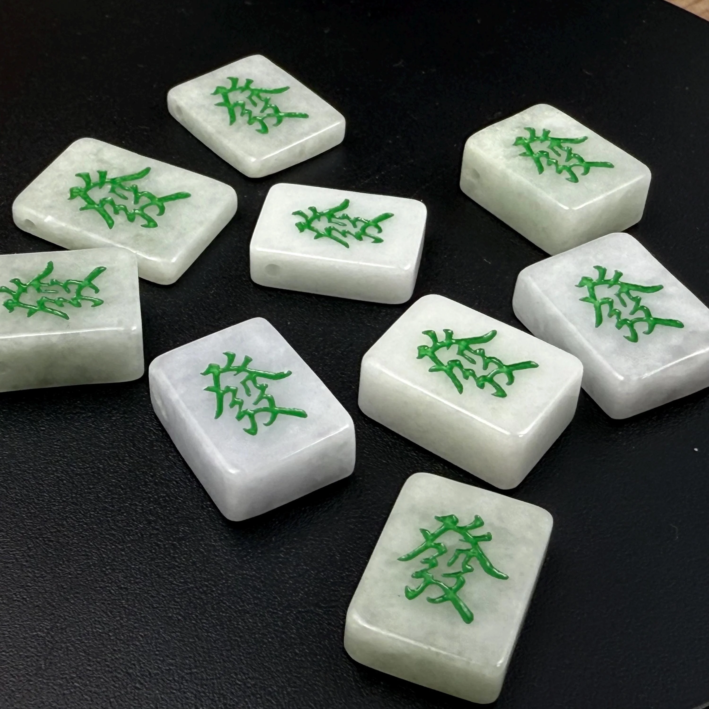 翡翠绿色麻将牌特写，展现东方棋艺之美